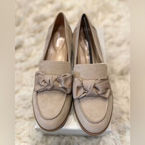 Bandolino Beige Bow Loafers